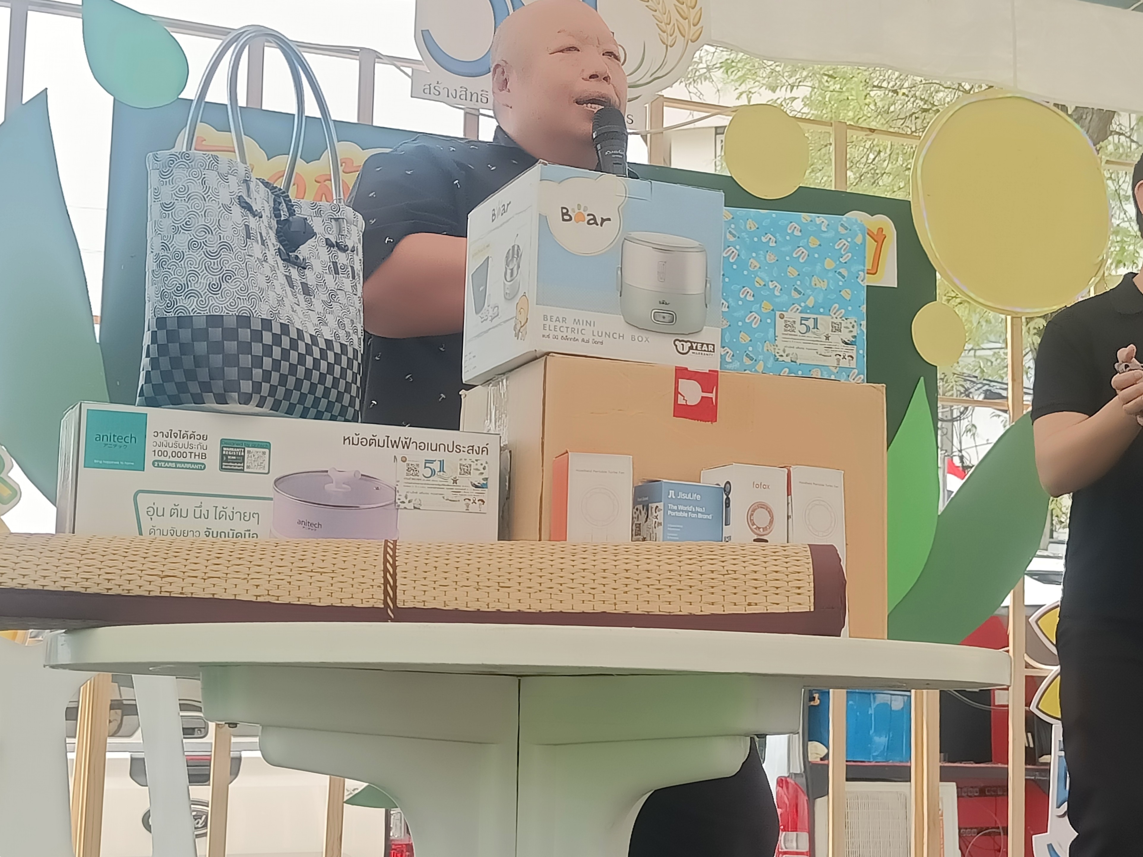 title - คณะทำงานฝ่ายติดตามประเมินผลการจัดงาน วันคล้ายวันสถาปนาสำนักงานการปฏิรูปที่ดินเพื่อเกษตรกรรม (ส.ป.ก.) ครบรอบ 51 ปี เปิดตั้งจุดให้ผู้ร่วมงานได้ร่วมสนุก เล่นเกมส์ และตอบแบบประเมินผลการจัดงาน ผ่านระบบออนไลน์